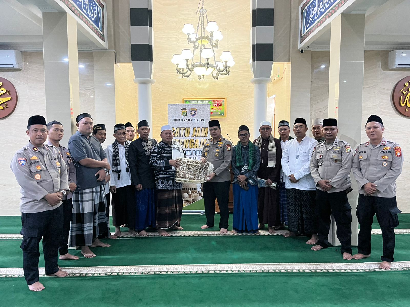 Polda Metro Jaya Gelar Program Satu Jam Mengaji Bersama Polisi Di Masjid Darul khoir Ragunan