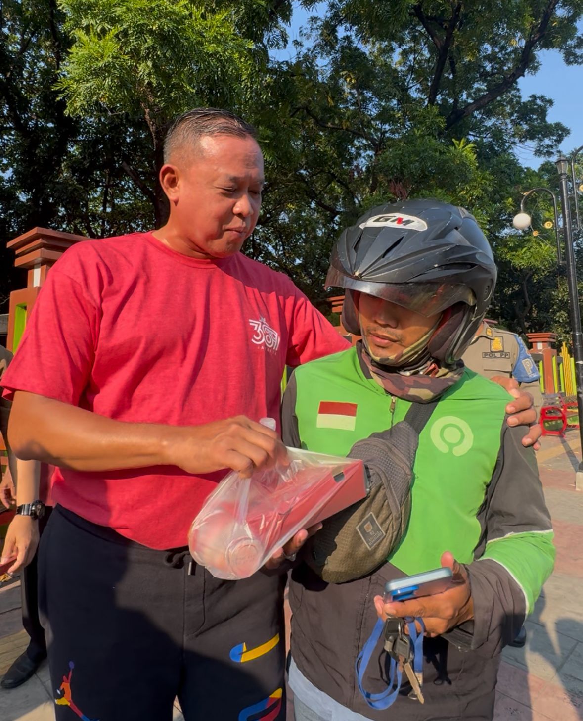 ASN Kota Bekasi Gelar Jumat Berkah, Wali Kota Tri Adhianto Turun Langsung Bagikan Makanan untuk Warga dan Ojol