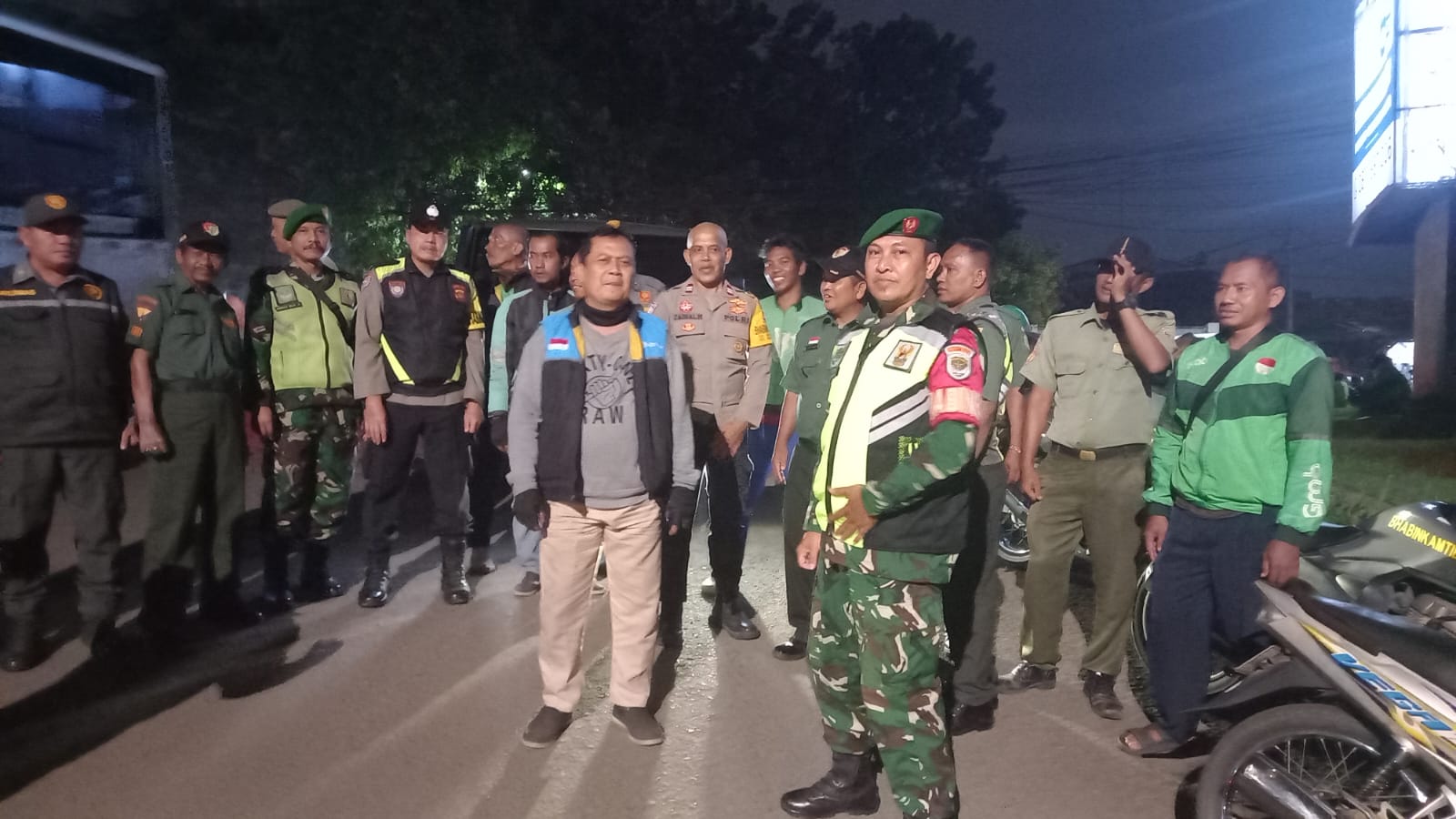 Cegah Kejahatan Malam, Babinsa Koramil 05/Bantargebang Bersama Tiga Pilar dan Komduk Gelar Patroli Malam dan Siskamling di Wilayah Binaan