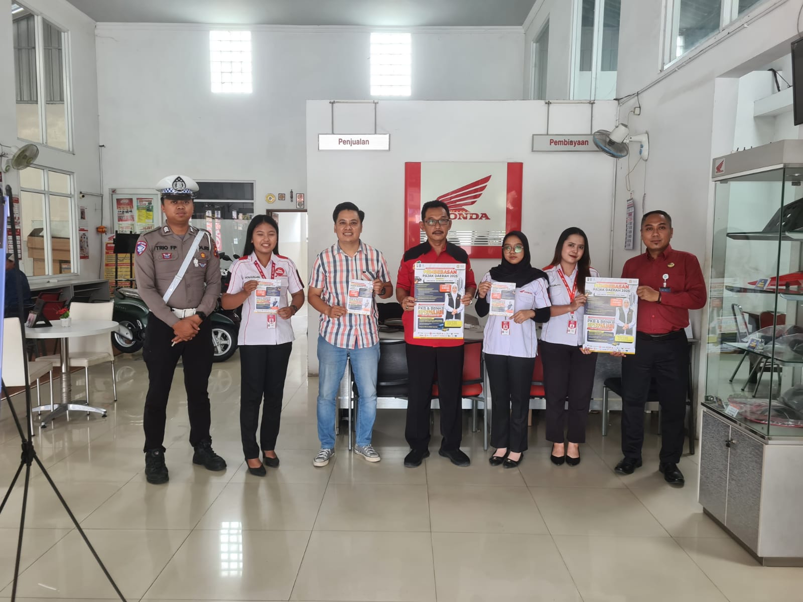 HUT ke-80 Provinsi Jawa Timur, Anggota Satlantas Polres Kabupaten Blitar Bersama Bapendan dan Jasa Raharja, Melakukan Sosialisasi Pembebasan Pajak Daerah