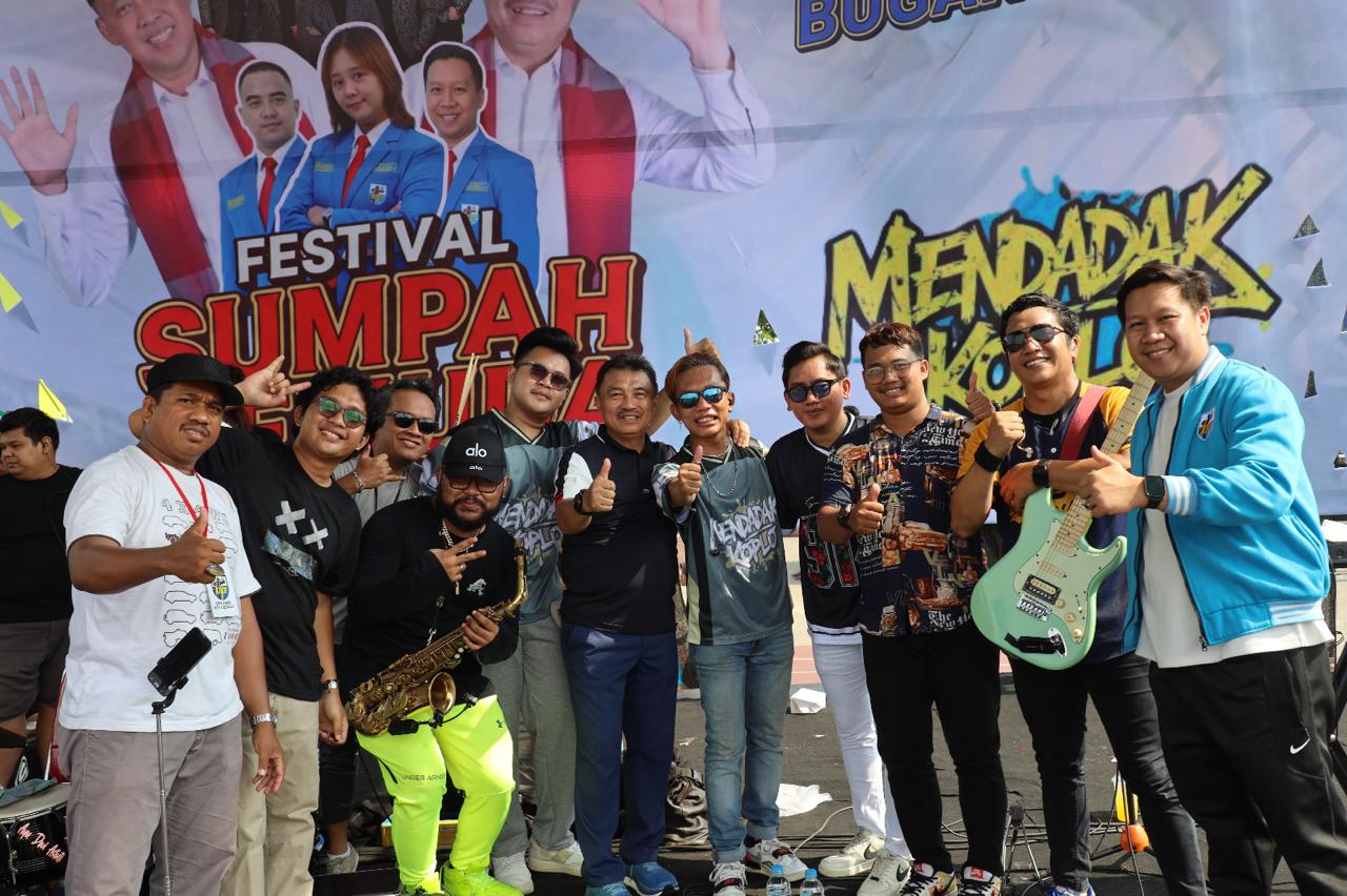 Warga Bekasi Ambyar Bareng Wawali Harris Bobihoe