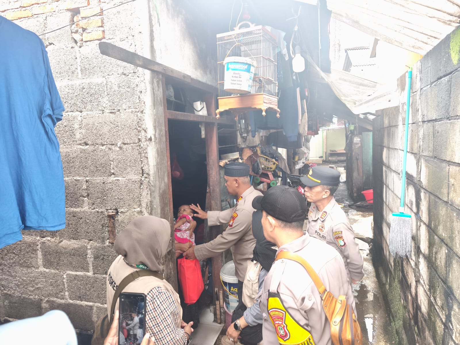 Empati dan Kepedulian Kapolsek Bekasi Barat Kunjungi Anak Penderita Hidrosefalus di Kranji