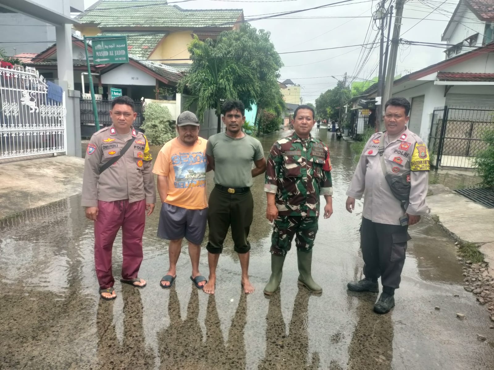 Polsek Medan Satria Laksanakan Pemantauan Antisipasi Titik Genangan di Kelurahan Pejuang