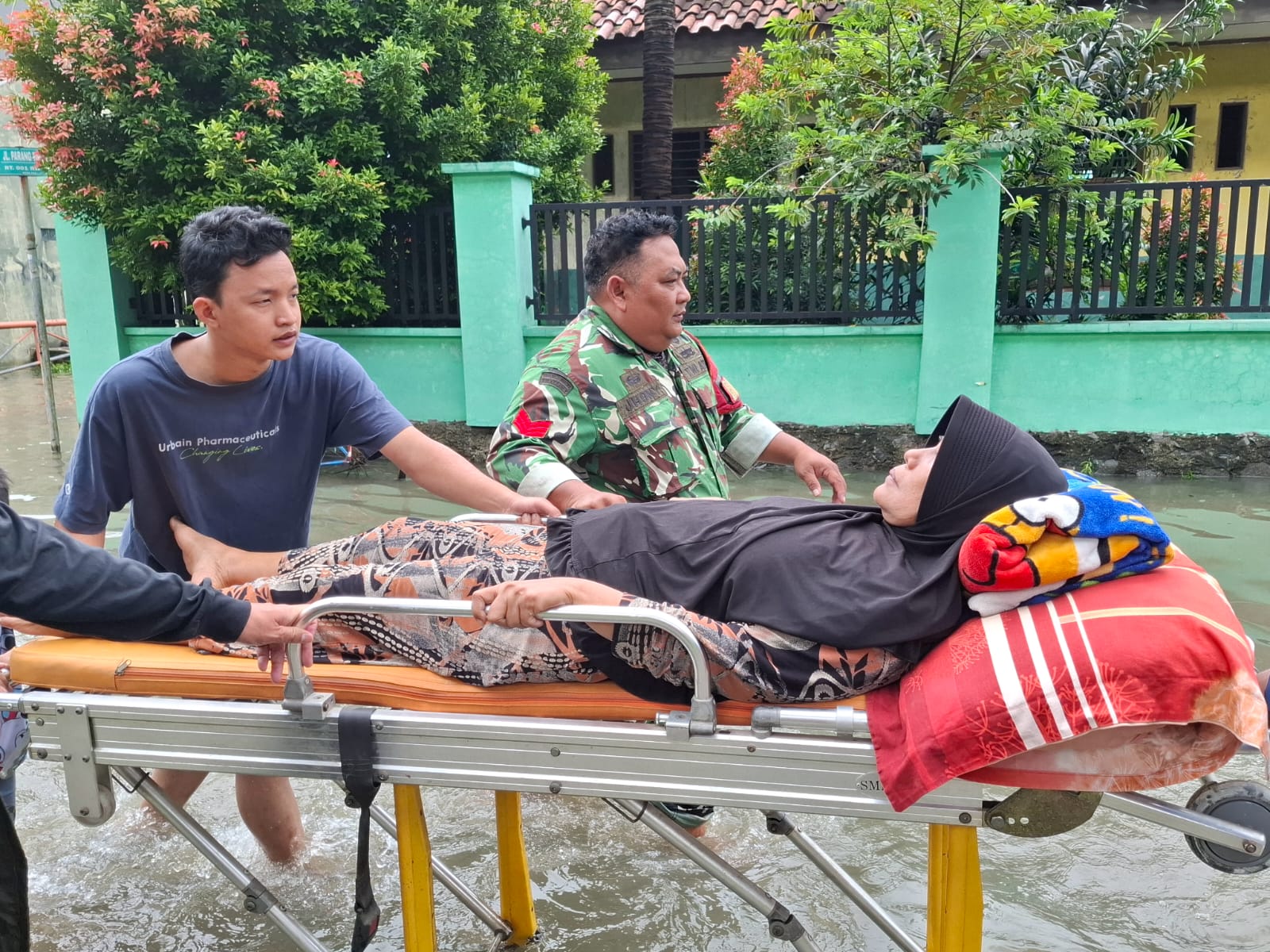 Banjir Rendam Bekasi, Babinsa Sigap Evakuasi Warga Sakit
