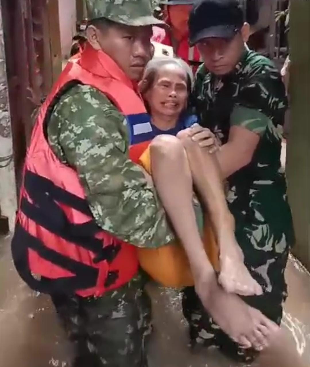 Babinsa Jatinegara Sigap Evakuasi Warga Penderita Stroke di Tengah Banjir Kampung Melayu