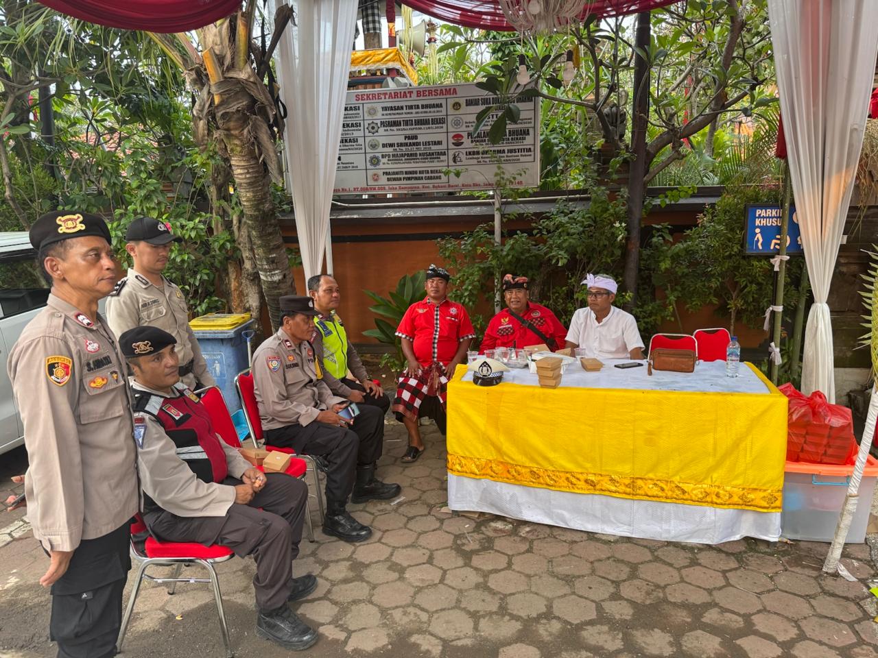 Polsek Bekasi Barat Amankan Giat Pujawali Ke-62 Pura Agung Tirta Bhuana Jakasampurna