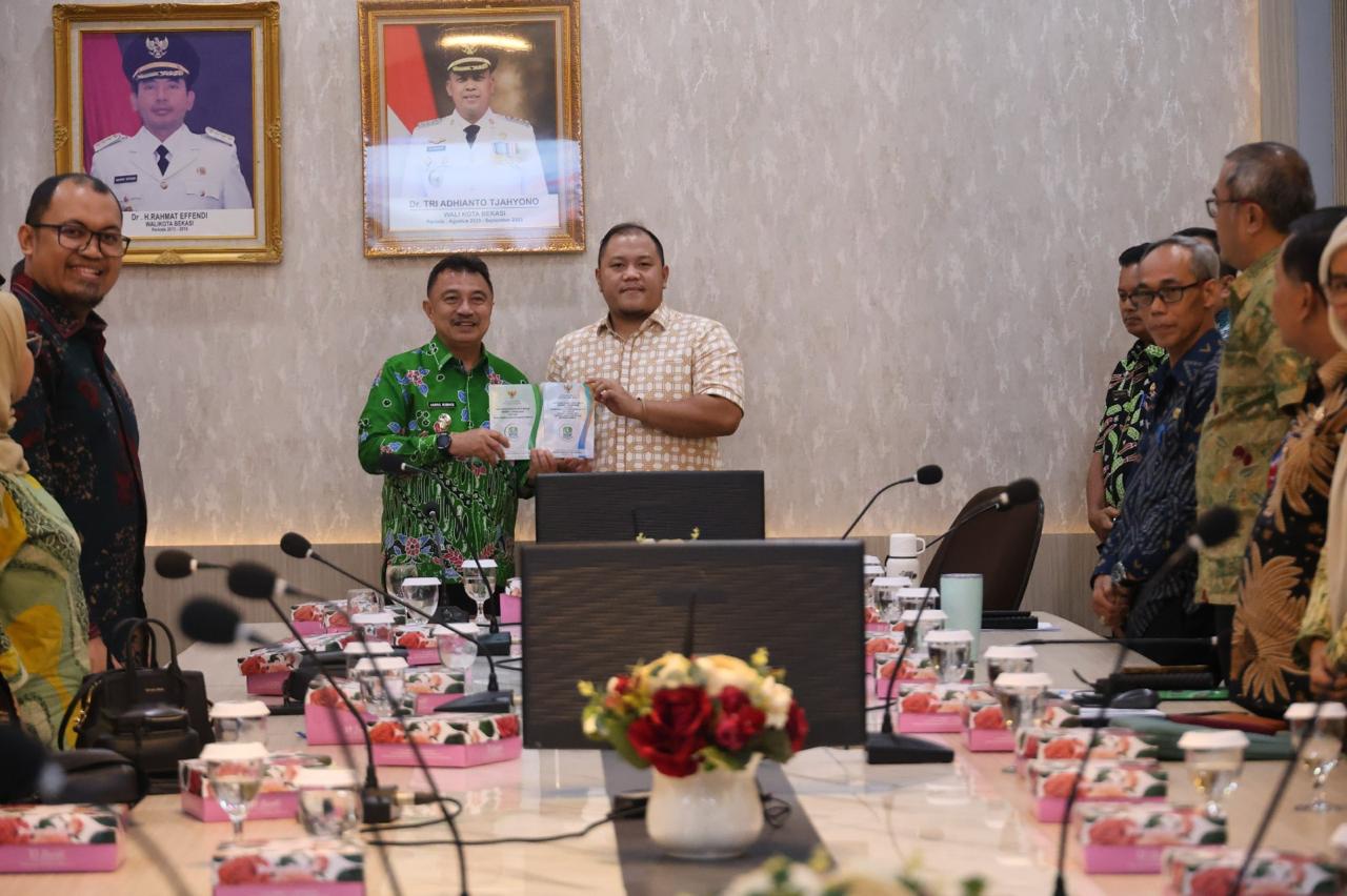 Terima Kunjungan DPRD Kota Banjarbaru Plh Wali Kota Harris Bobihoe Bahas Peningkatan PAD